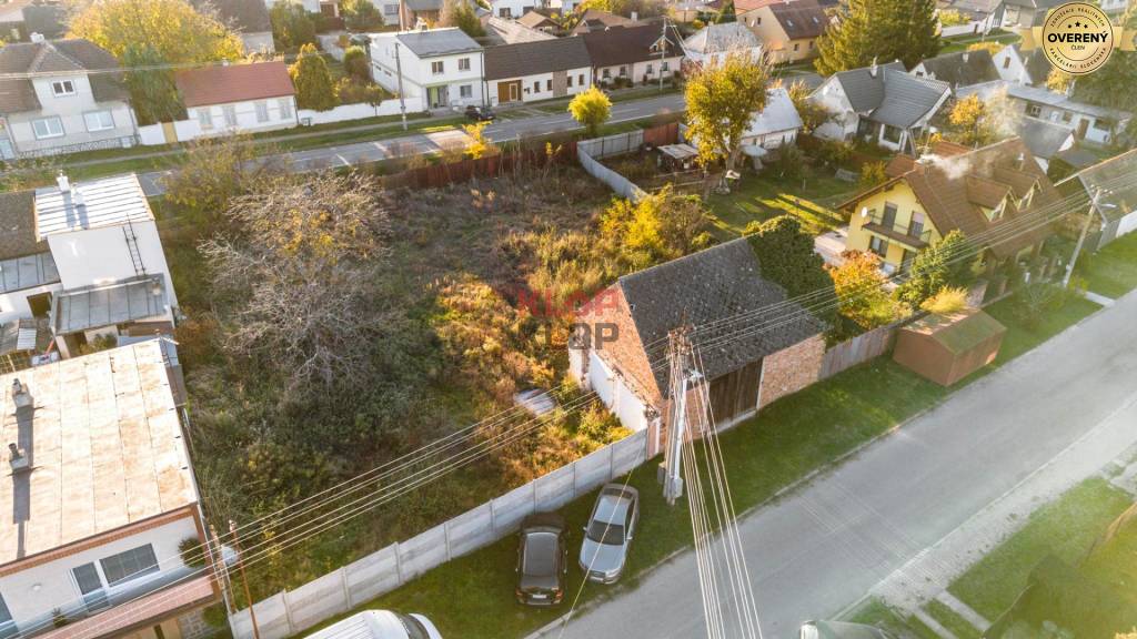 Kúpte si STAVEBNÝ POZEMOK na 3 RD alebo 2 DVOJDOMY s IS, INTRAVILÁN