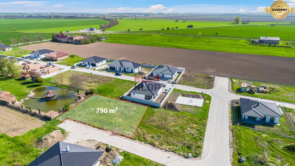 Kúpte si SVETLÝ, TICHÝ stavebný pozemok s IS a OPTIMÁLNOU ROZLOHOU 