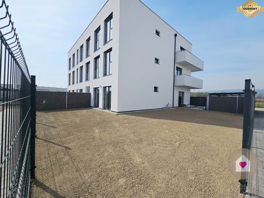 SKOLAUDOVANÝ 3i. BYT SO ZÁHRADOU+TEP. ČERPADLO, KLIMATIZÁCIA A ŽALÚZIE