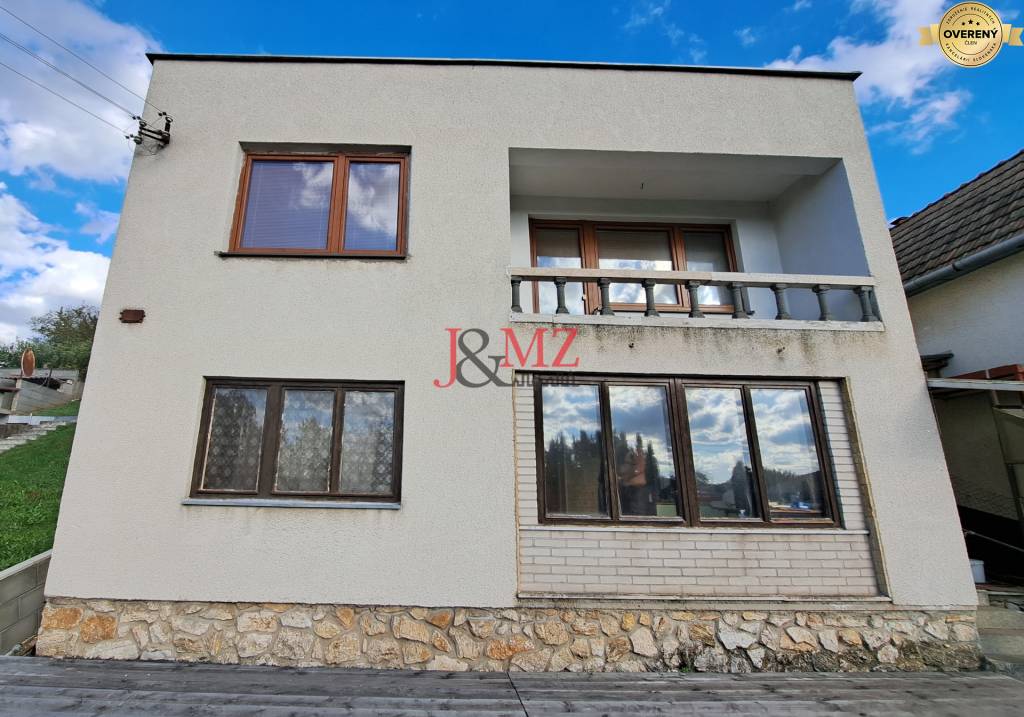 Stavba 122 m2 a drevená chata, pozemok 2.600 m2, Levice (SM-868)