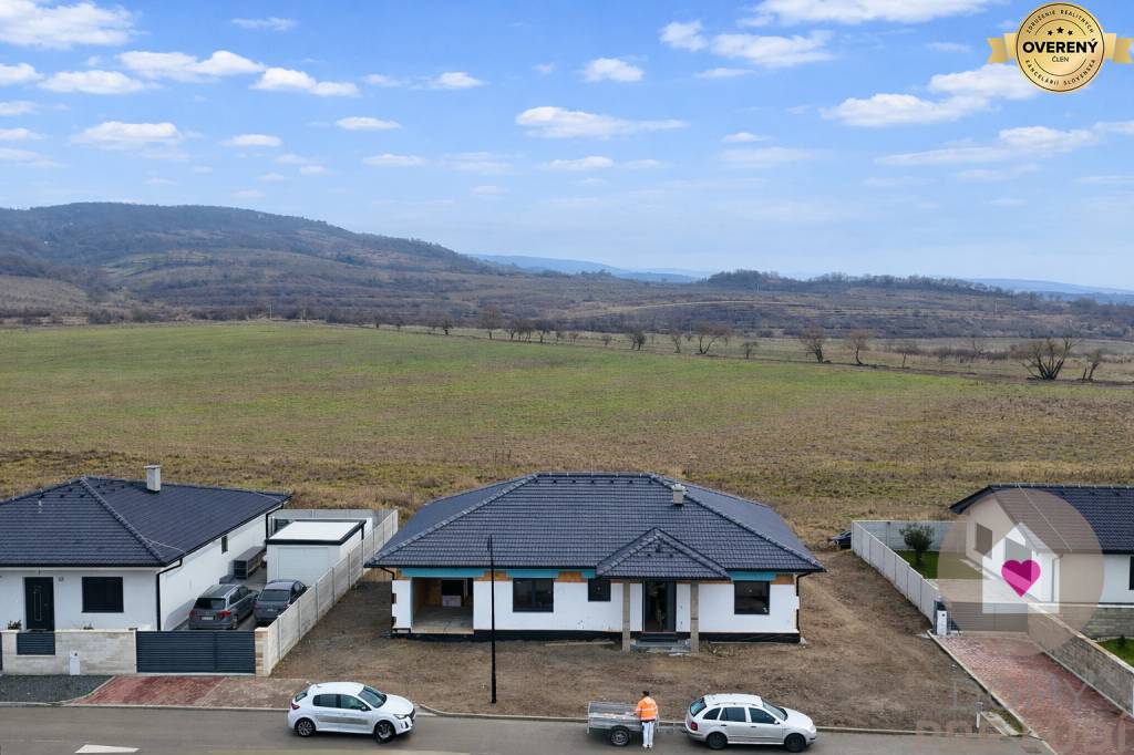 Samostatný rodinný dom s garážou na pozemku 600m2 - Vinosady, Pezinok