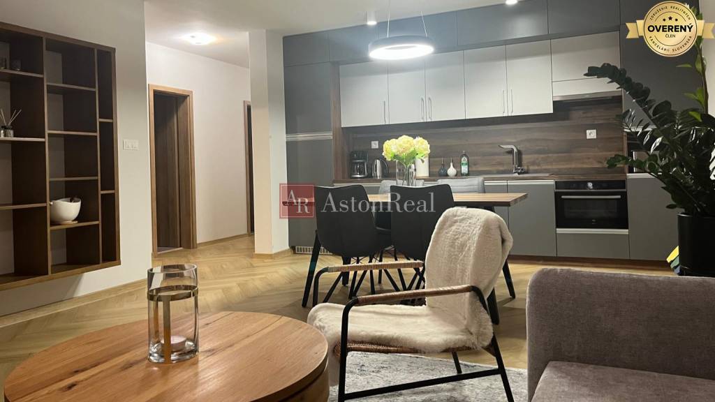 EXKLUZÍVNE-PREDAJ 3-IZBOVÝ BYT POPRAD, širšie centrum 80 m2 s gar.st.