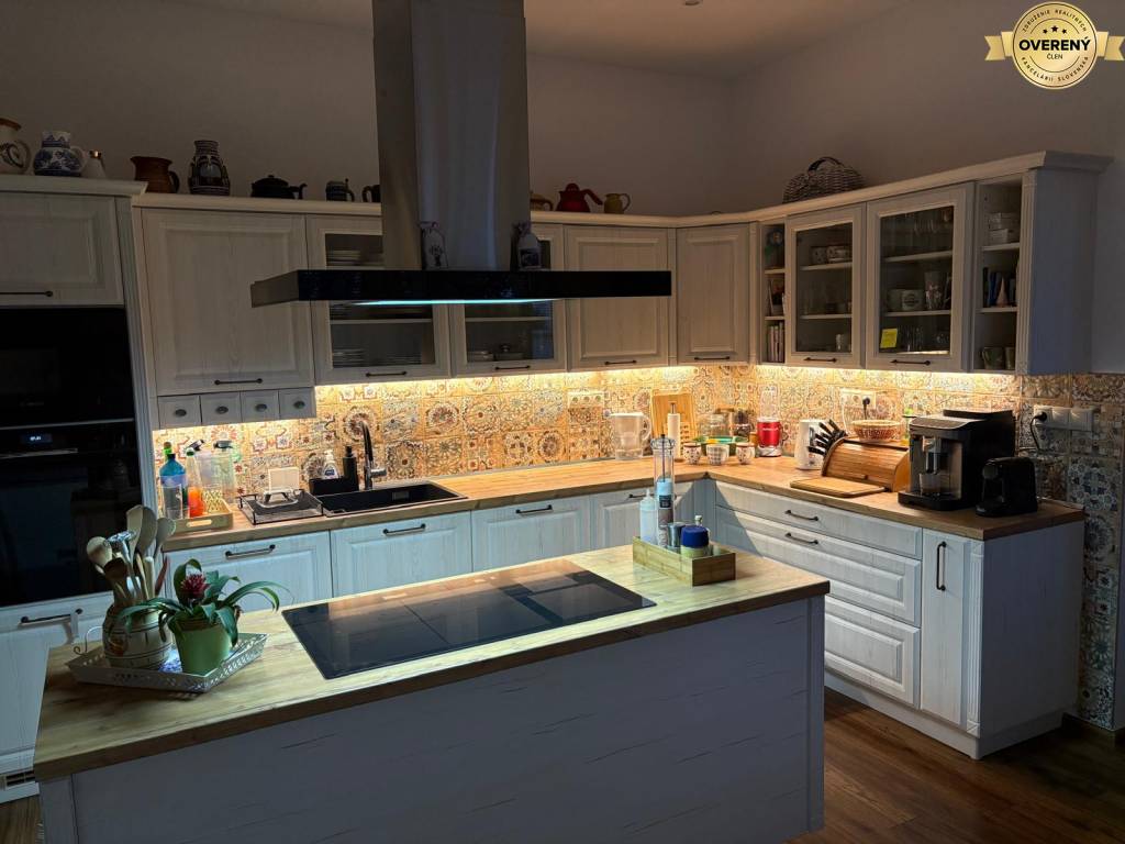 Veľký luxusný deväť izbový rodinný dom s veľkým pozemkom v Preseľanoch