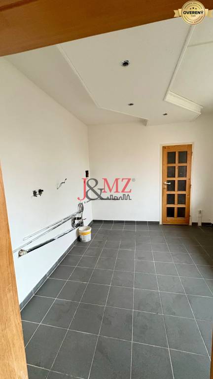 Slnečný 2-izbový byt vo vynikajúcej lokalite – stačí dokončiť kuchyňu 