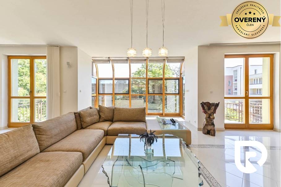 RADO | Staré Mesto | 5i byt 175 m² + 4 balkóny + možnosť 2× parking