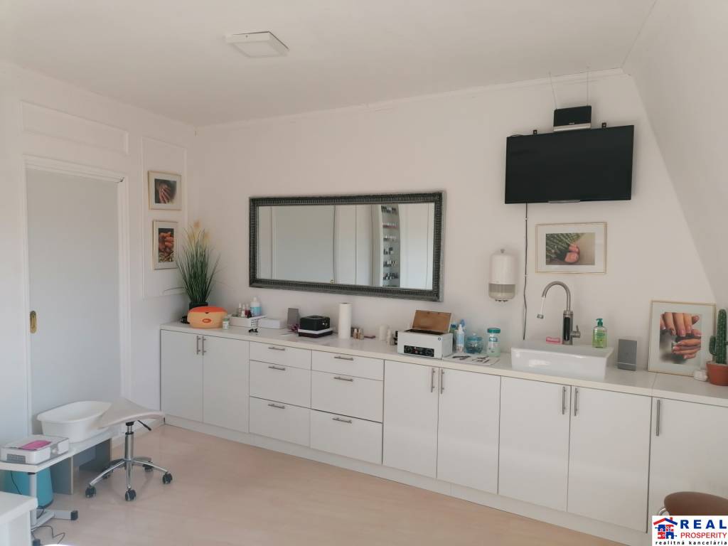 JARKOVÁ: 19,5 m2 - VOĽNÉ nebytové priestory, VODA - ideálne na SLUŽBY 