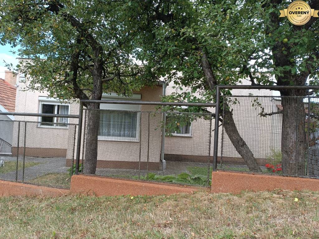 Dom so záhradou a ovocnými stromami na pokojnom mieste – Nová Baňa