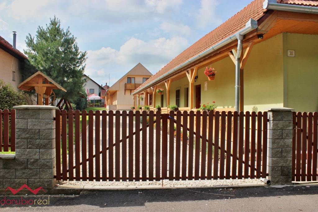 Na predaj zabehnutý penzión  s rodinným bývaním, Podhájska