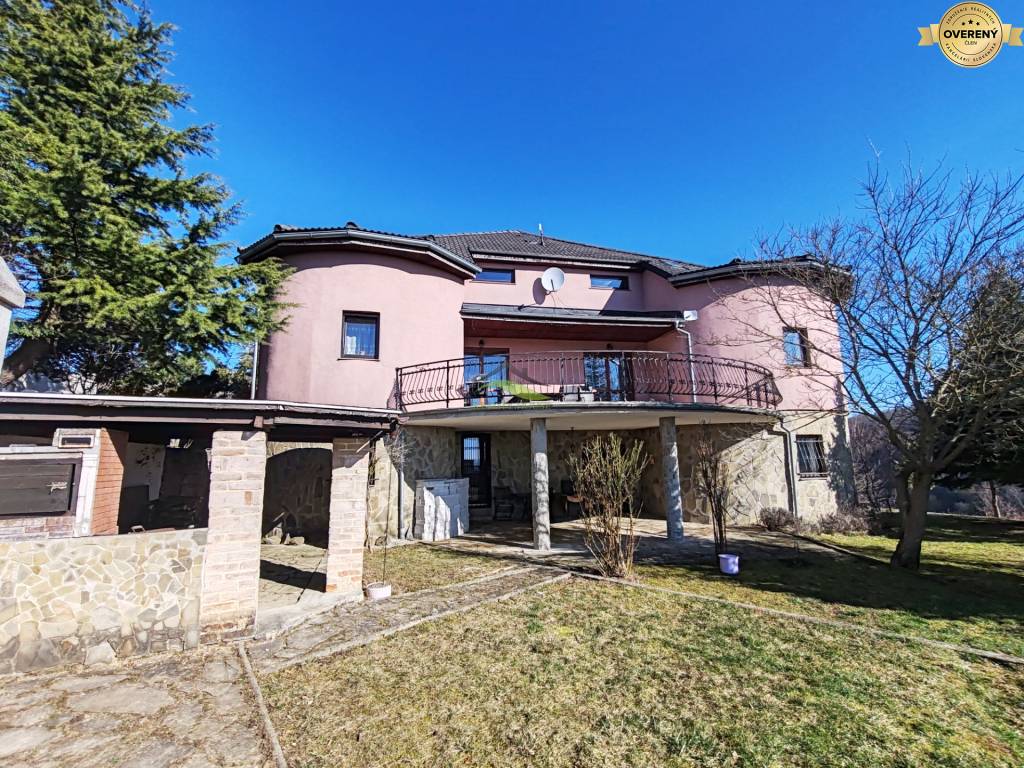 Dizajnový kúsok s výhľadom na mesto a Slánske vrchy