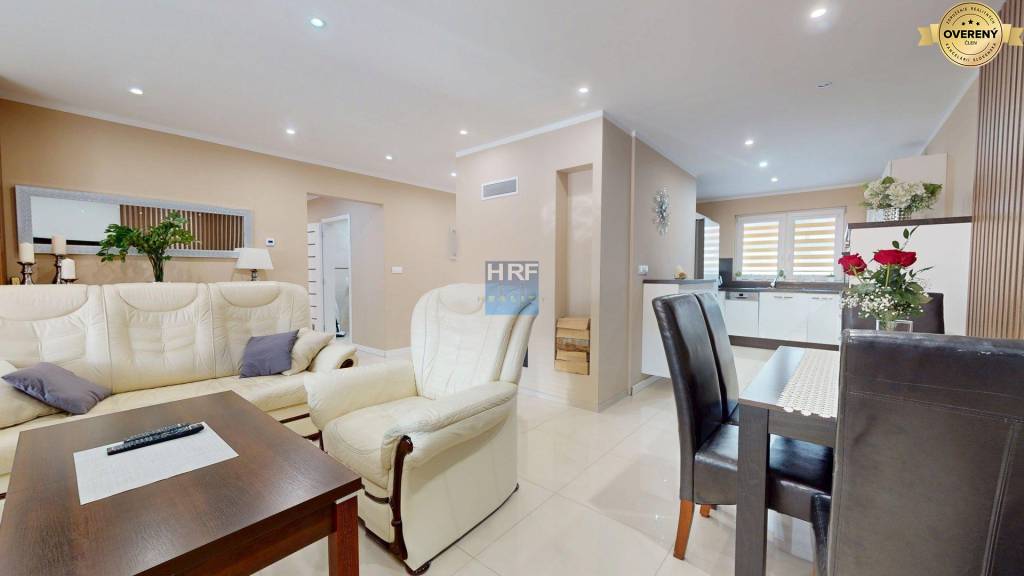 Moderný 4-izbový „EKO-KERAMICKÝ“ bungalov s bazénom v Holíči.