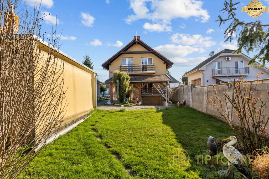 Kúpte si PRÍJEMNÝ RODINNÝ DOM na VEĽKOM POZEMKU 1010 m2 v obci BÁČ