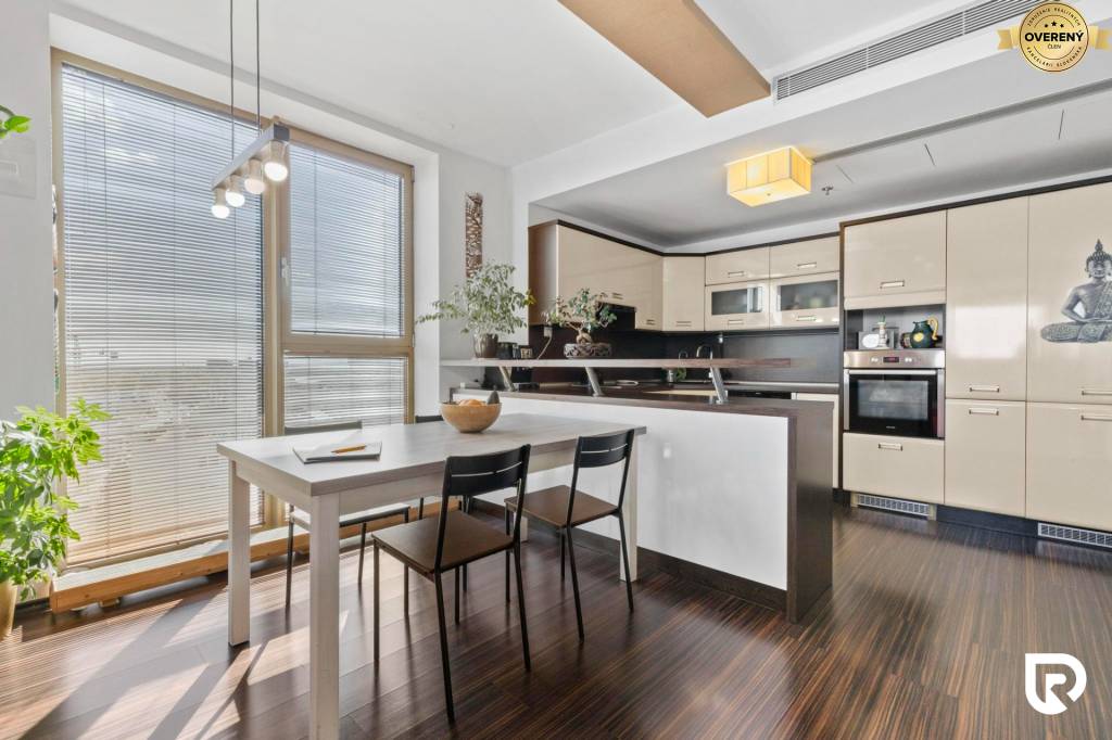 RADO | PRIESTRANNÝ 2,5-IZBOVÝ APARTMÁN | VIENNA GATE