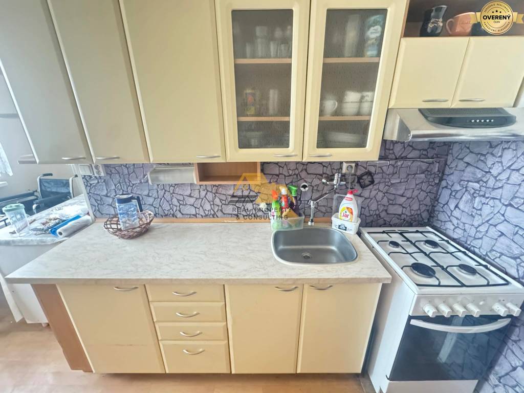 Predám 2,5 izbový byt s veľkým balkónom v Nových Zámkoch