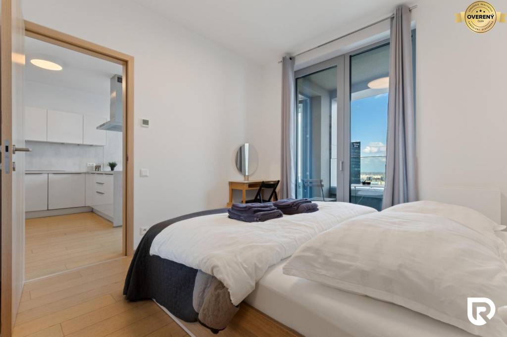 RADO | Panoráma Bratislavy z 26. poschodia 2-izbový byt v Sky Park III