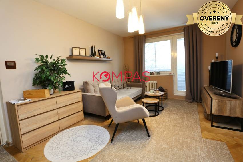 VEĽMI ÚTULNÝ, SVETLÝ 3 - IZB.BYT S BALKÓNOM VO ZVOLENE