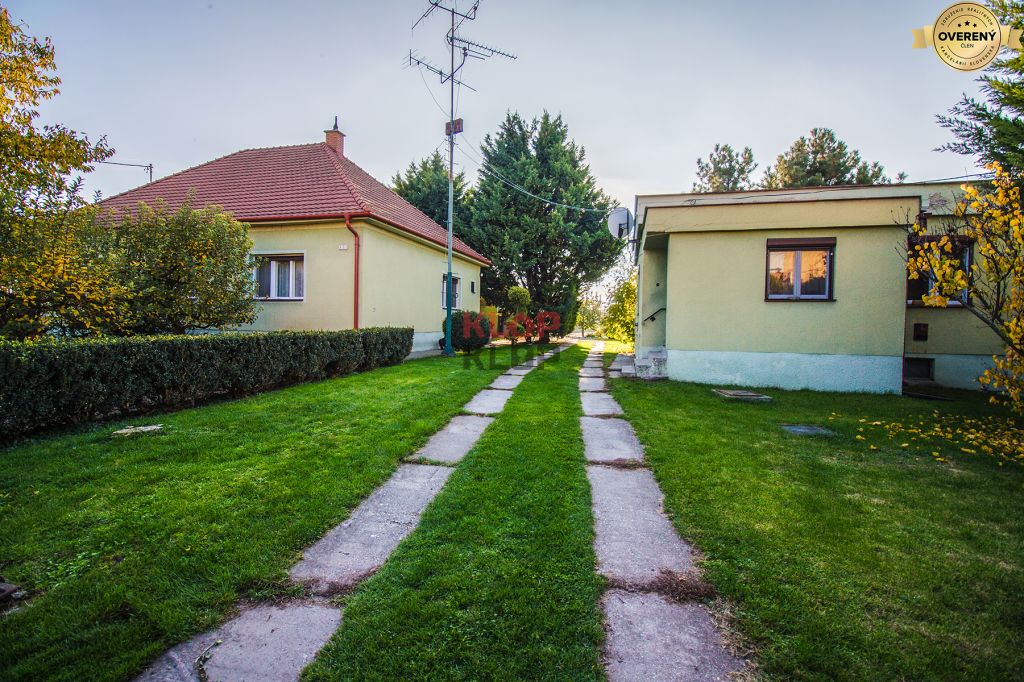 Kúpte si 2 RD na ROZSIAHLOM POZEMKU (4196 m²) s garážou a halou