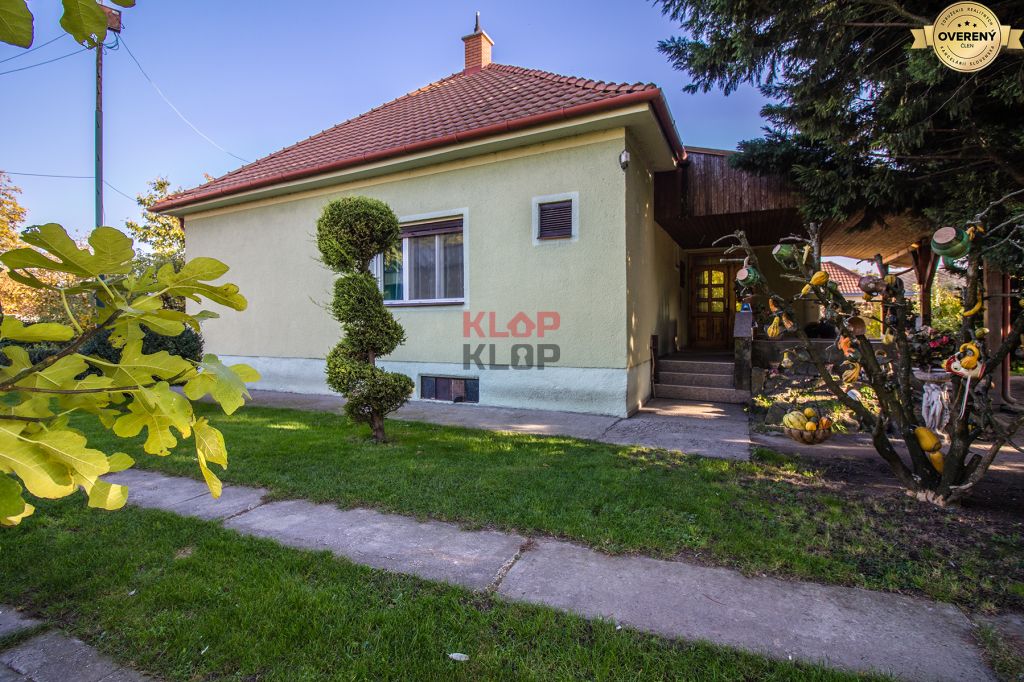 Kúpte si PÔVABNÝ 4i RD na SKVELOM POZEMKU s GARÁŽOU a HALAOU