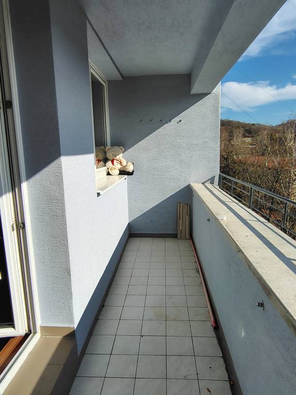 Prenájmeme 3-izb. byt na Palárikovej ulici č.2 v Snine, voľný ihneď