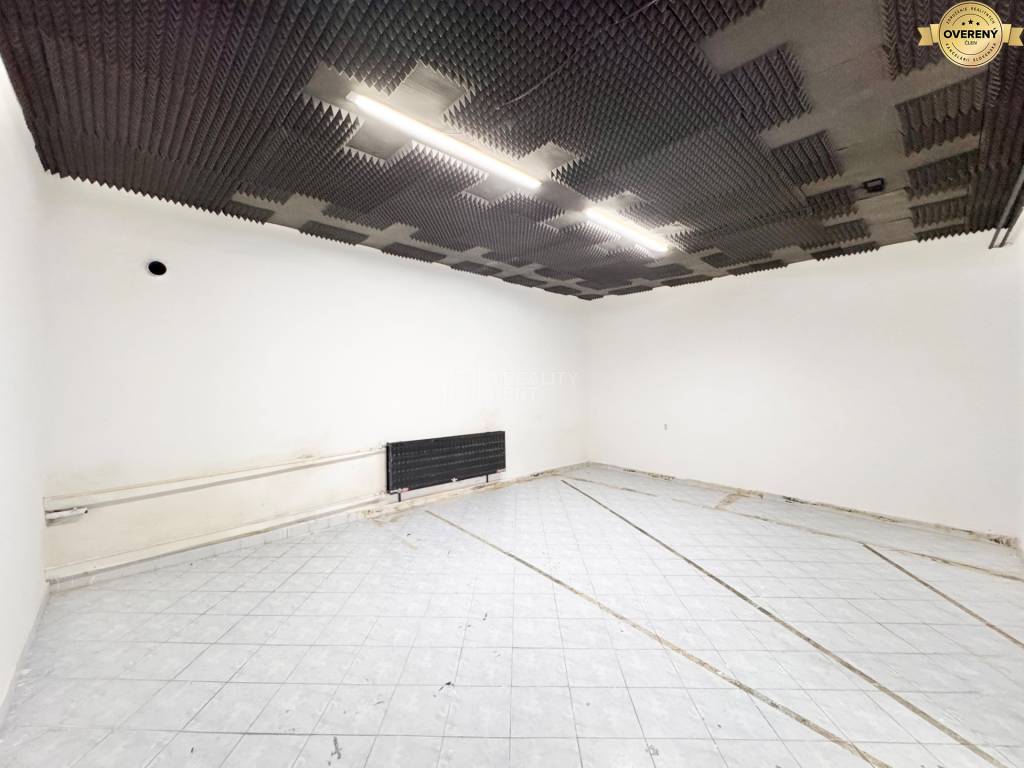Na prenájom obchodné priestory 76 m2 - dvor z Národnej Žilina Centrum