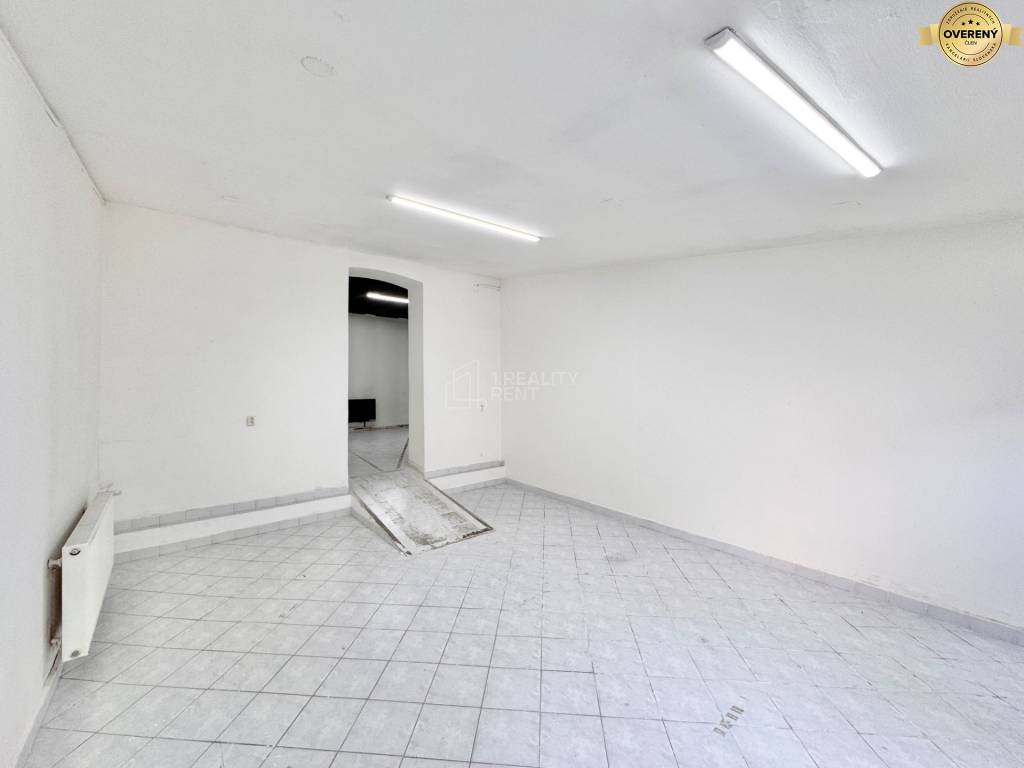Na prenájom obchodné priestory 76 m2 - dvor z Národnej Žilina Centrum