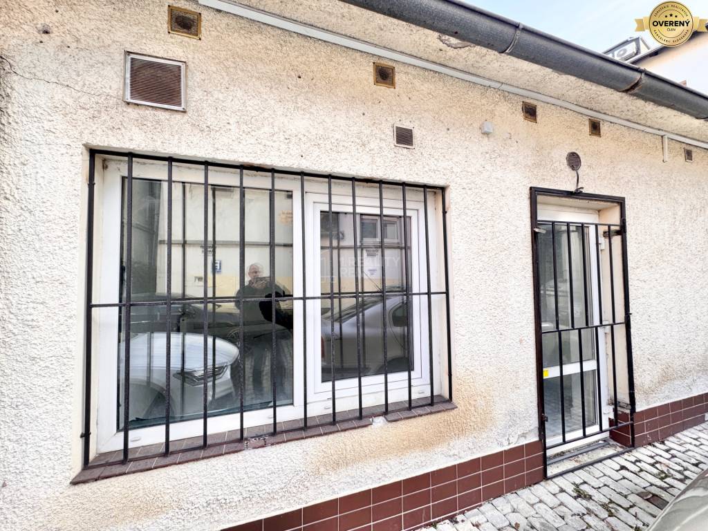 Na prenájom obchodné priestory 76 m2 - dvor z Národnej Žilina Centrum