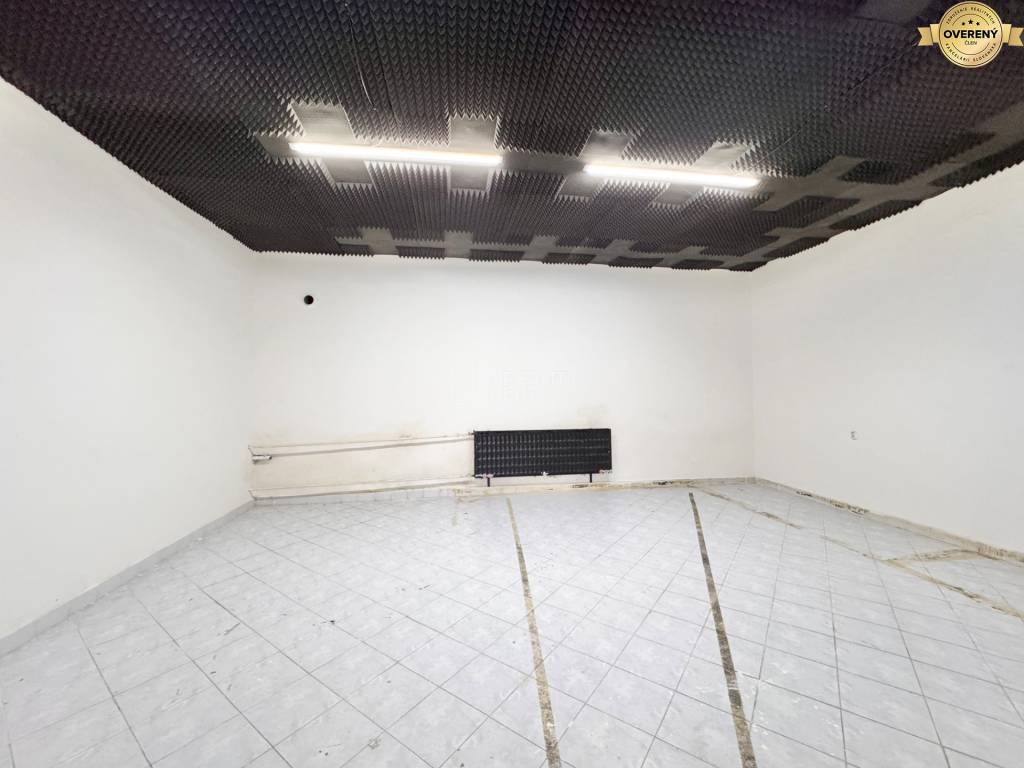Na prenájom obchodné priestory 76 m2 - dvor z Národnej Žilina Centrum