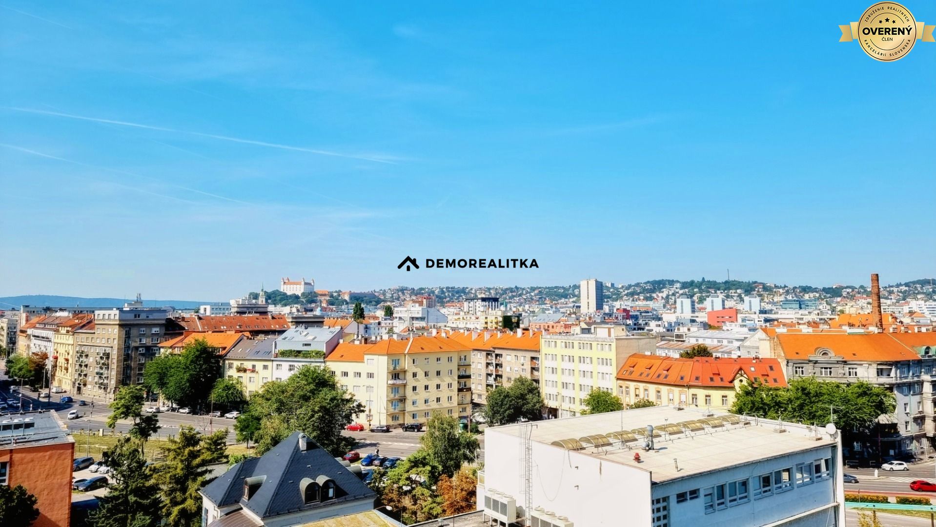 Pohľad na mesto z výšky s výhľadom na Bratislavský hrad, Bratislava - Staré Mesto.