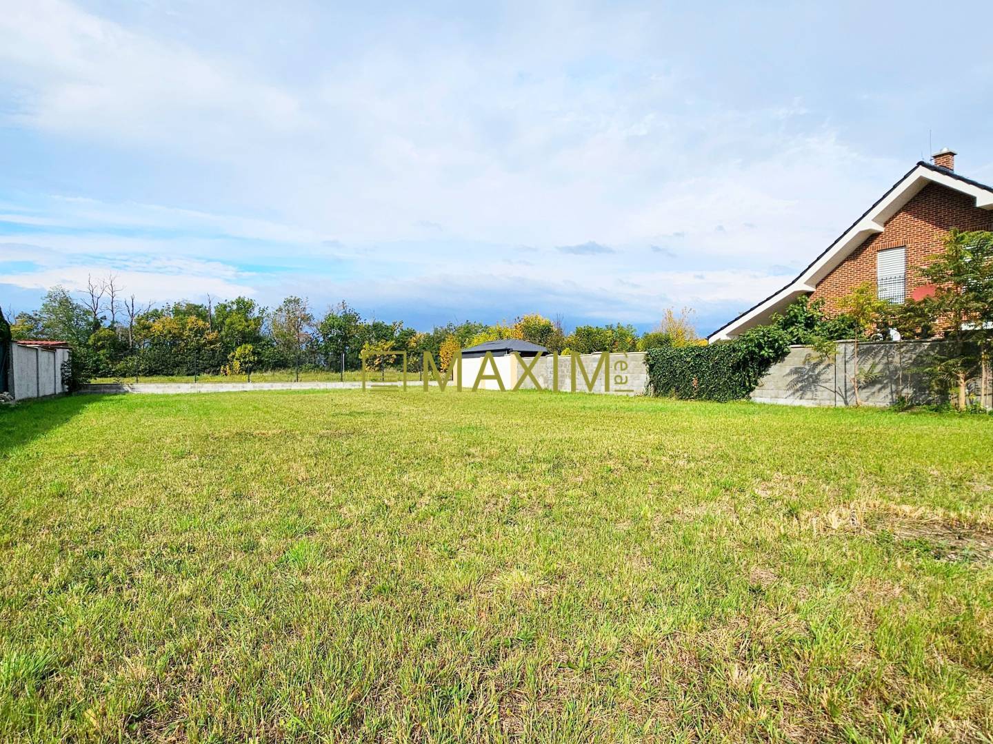 Ponúkame na predaj pozemok v Dunajskej Lužnej