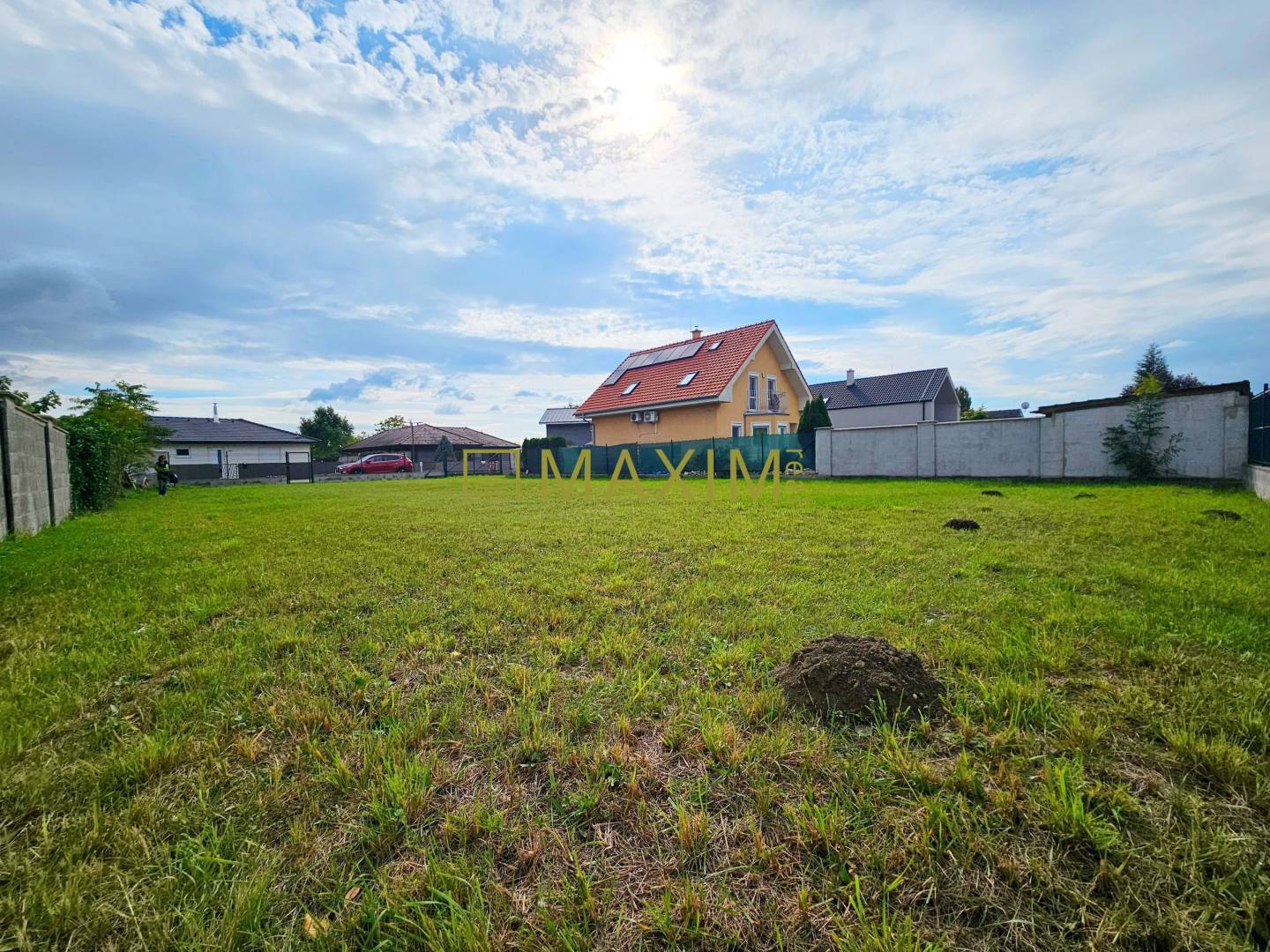 Ponúkame na predaj pozemok v Dunajskej Lužnej
