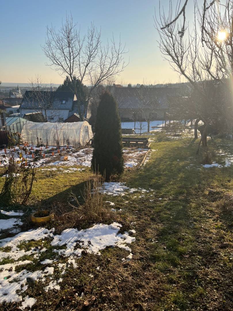 Rodinný dom v Štitároch s výhľadom a pod lesom