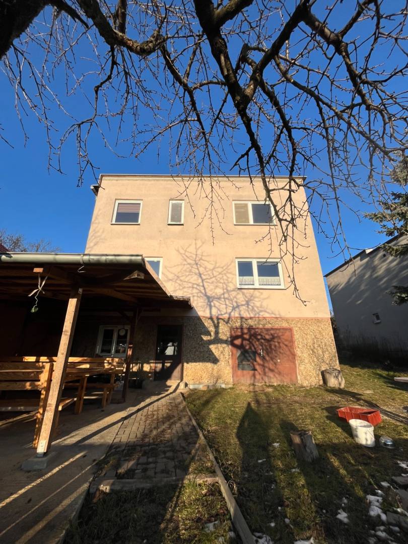 Rodinný dom v Štitároch s výhľadom a pod lesom