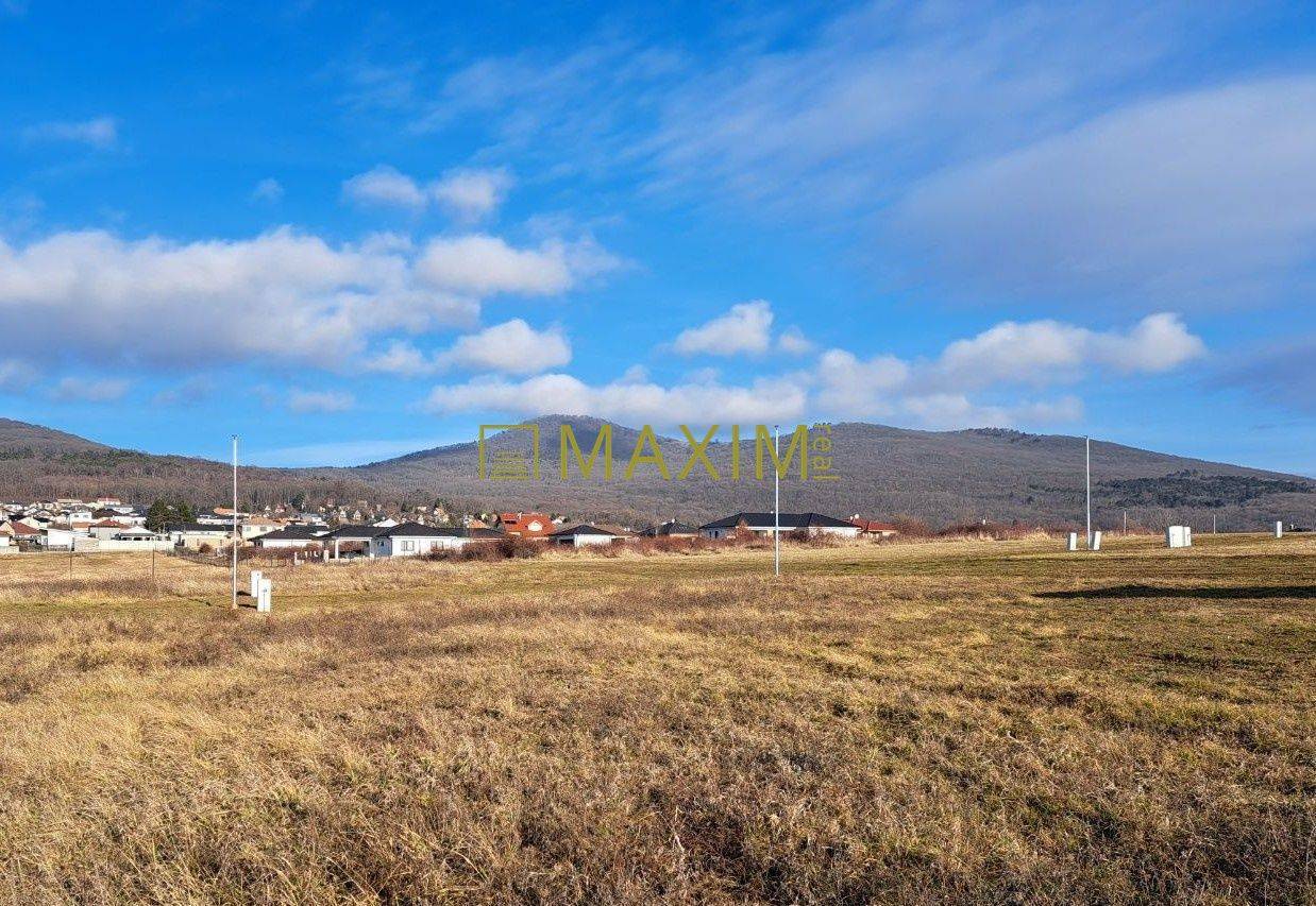 Stavebný pozemok 720 m2 v Štitároch