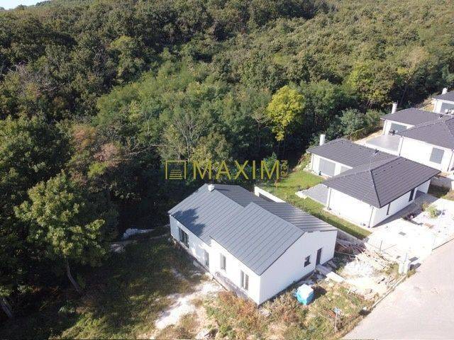 Novostavba v Štitároch pod lesom