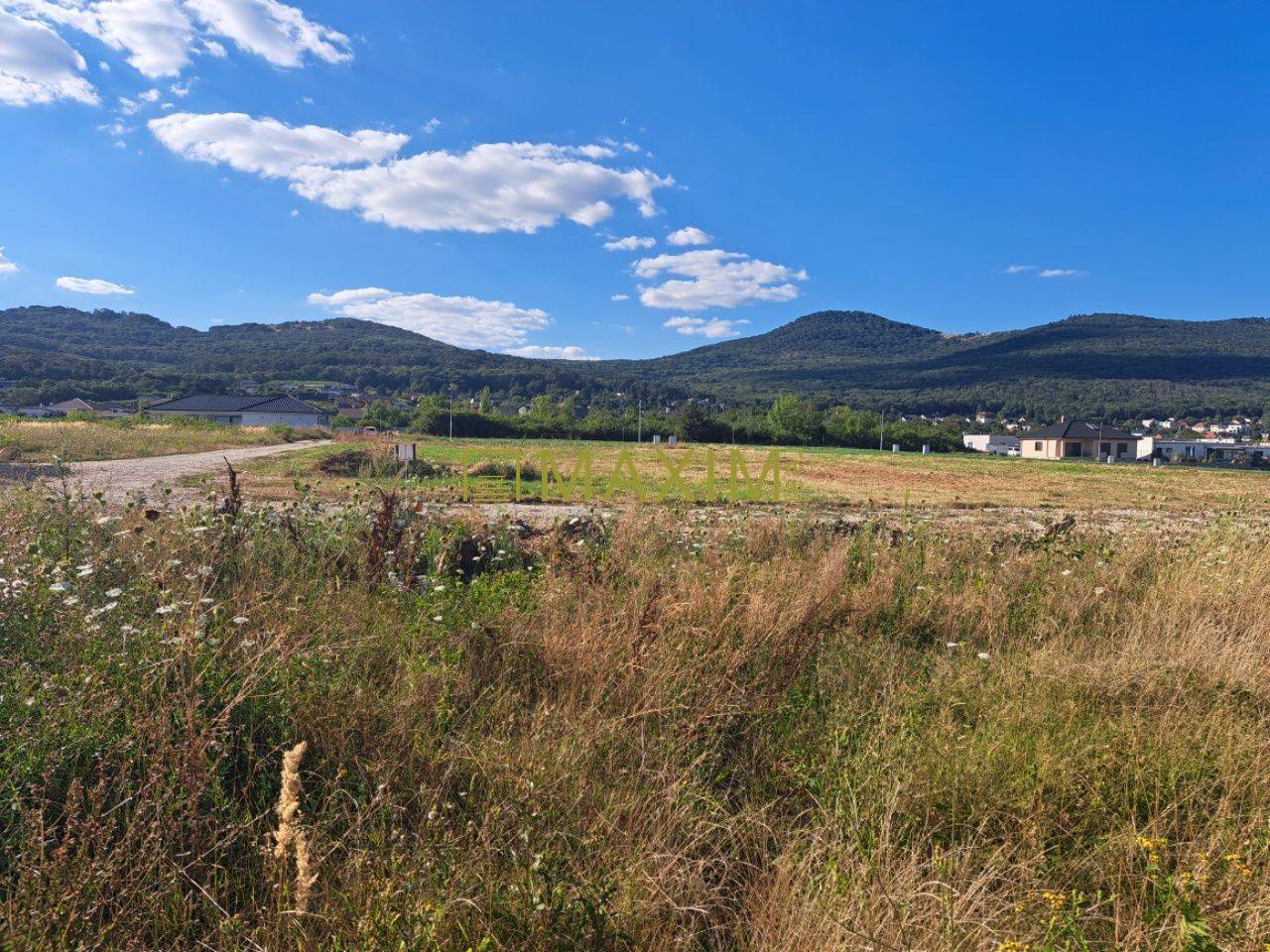 Stavebný pozemok 663 m2 v obci Štitáre s pekným výhľadom na Žibricu