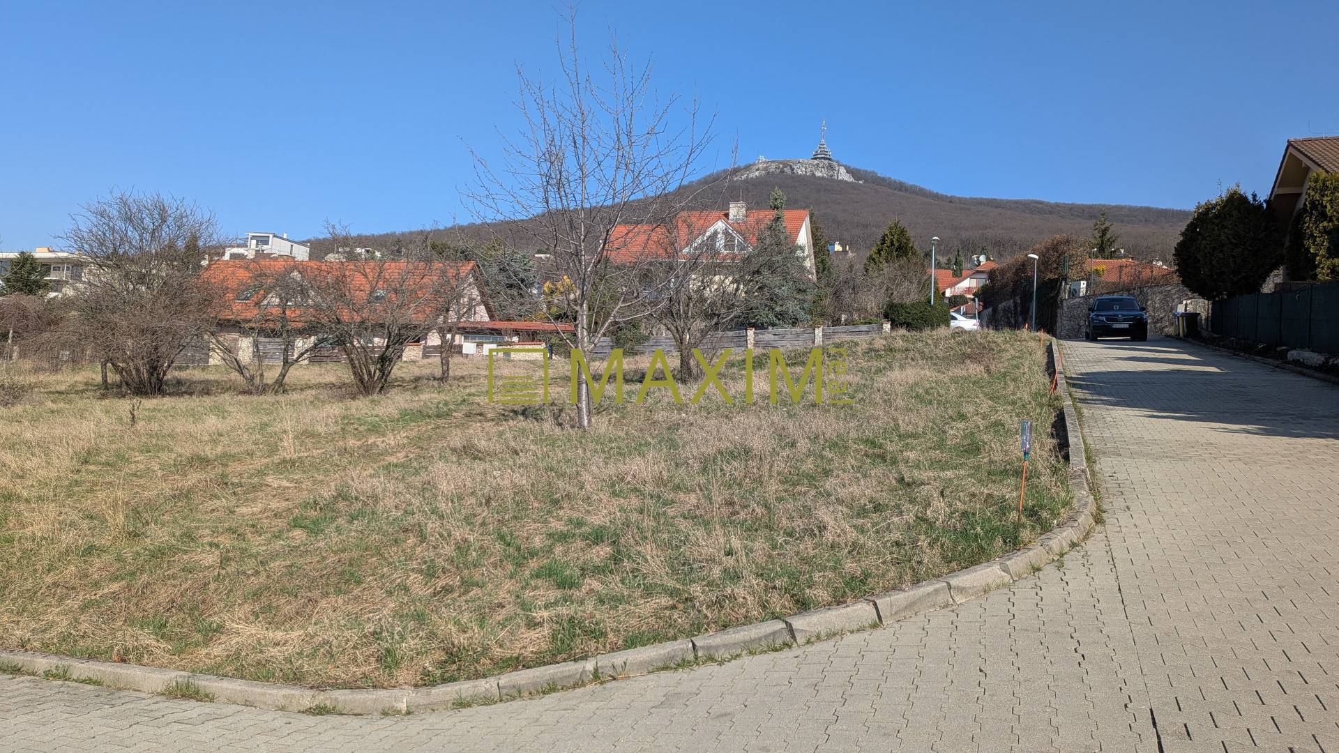 Lukratívny stavebný pozemok 936 m2 pod Zoborom, Višňová ulica