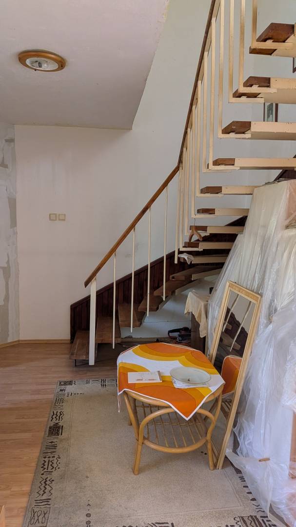 Radový domček na Zobore s výhľadom na mesto, Ružová ulica, garáž