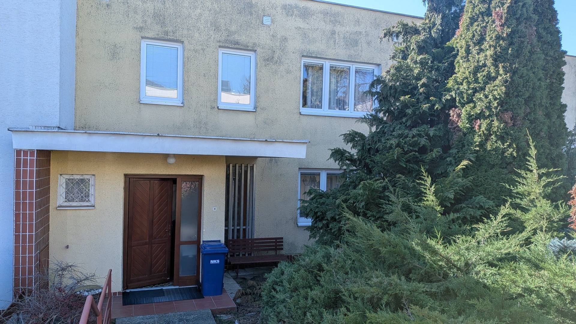 Radový domček na Zobore s výhľadom na mesto, Ružová ulica, garáž