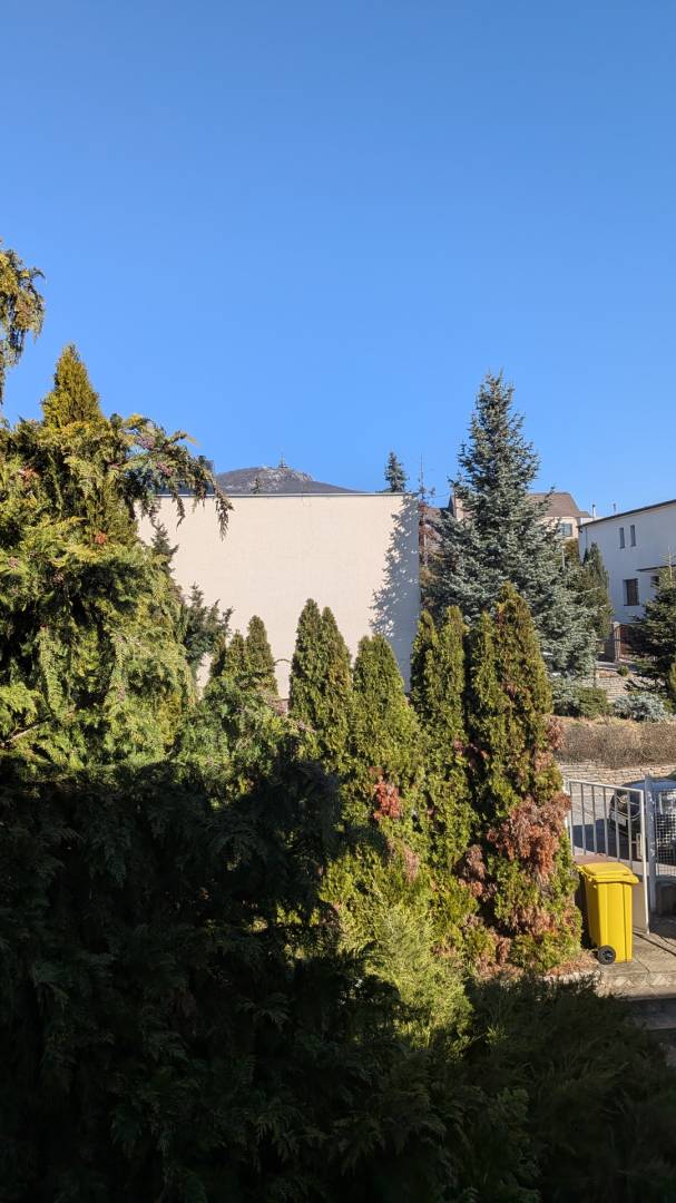 Radový domček na Zobore s výhľadom na mesto, Ružová ulica, garáž