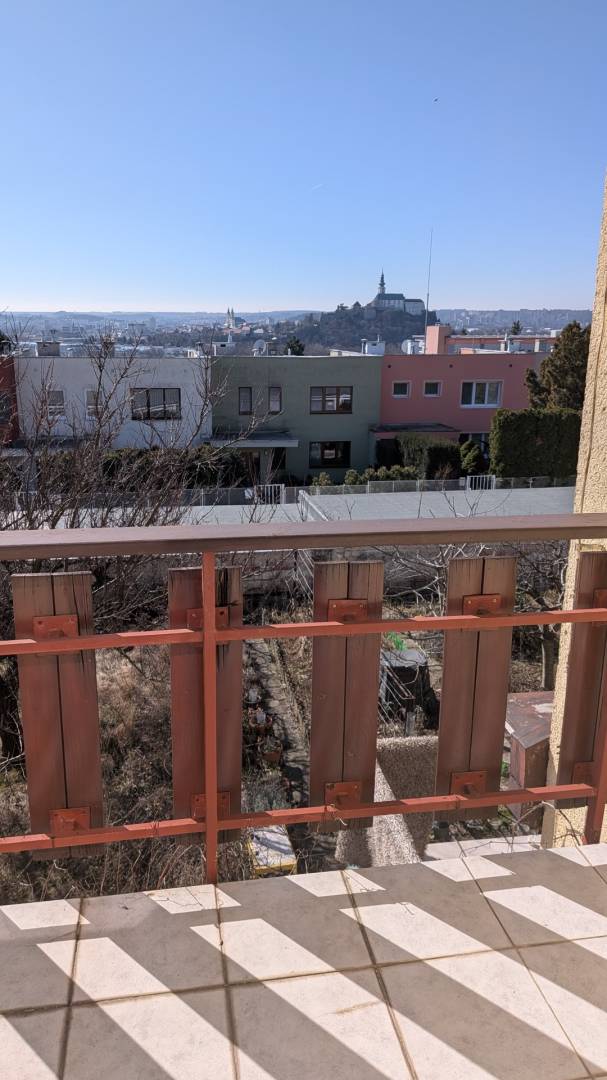 Radový domček na Zobore s výhľadom na mesto, Ružová ulica, garáž