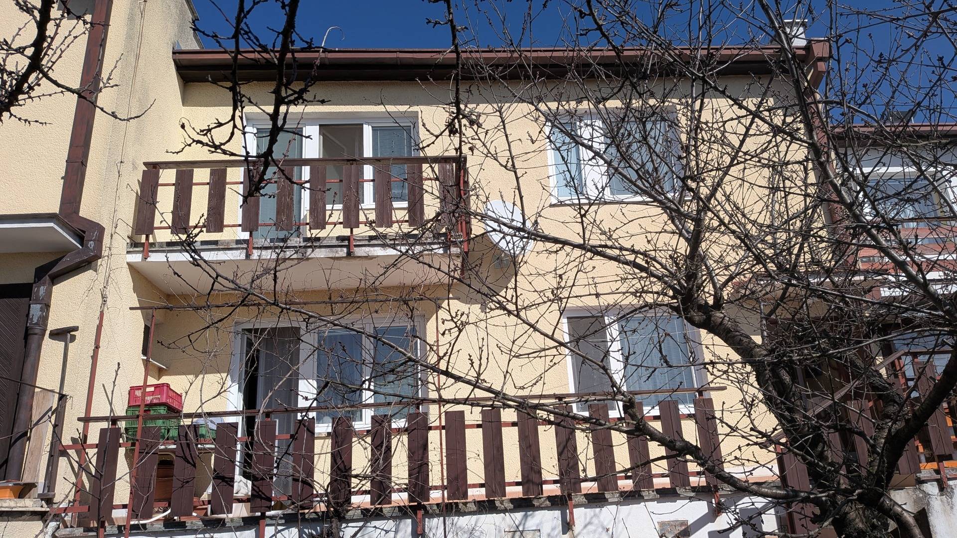 Radový domček na Zobore s výhľadom na mesto, Ružová ulica, garáž