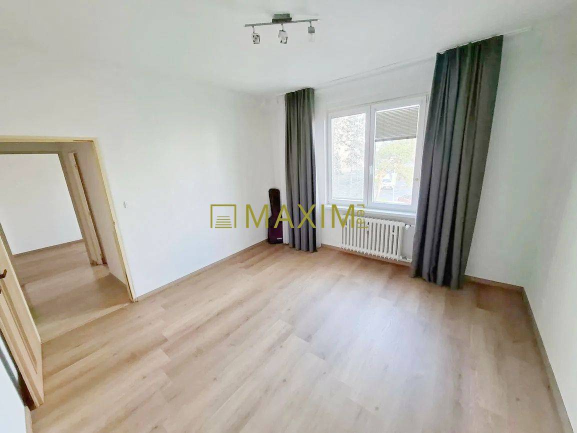 4- izbový byt s 2 loggiami na ulici Čsl. parašutistov na prenájom