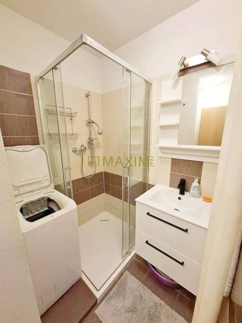 4- izbový byt s 2 loggiami na ulici Čsl. parašutistov na prenájom