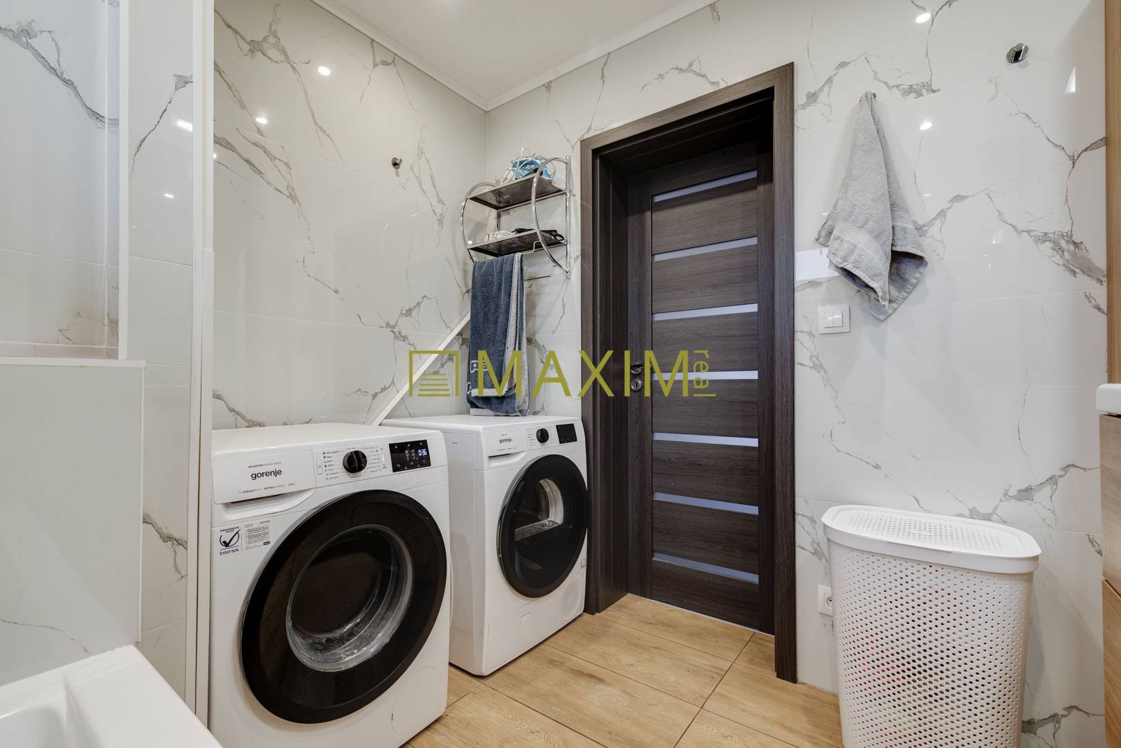 REZERVOVANE! Moderný 4-izbový dom s krbom,terasou a smart technologiou