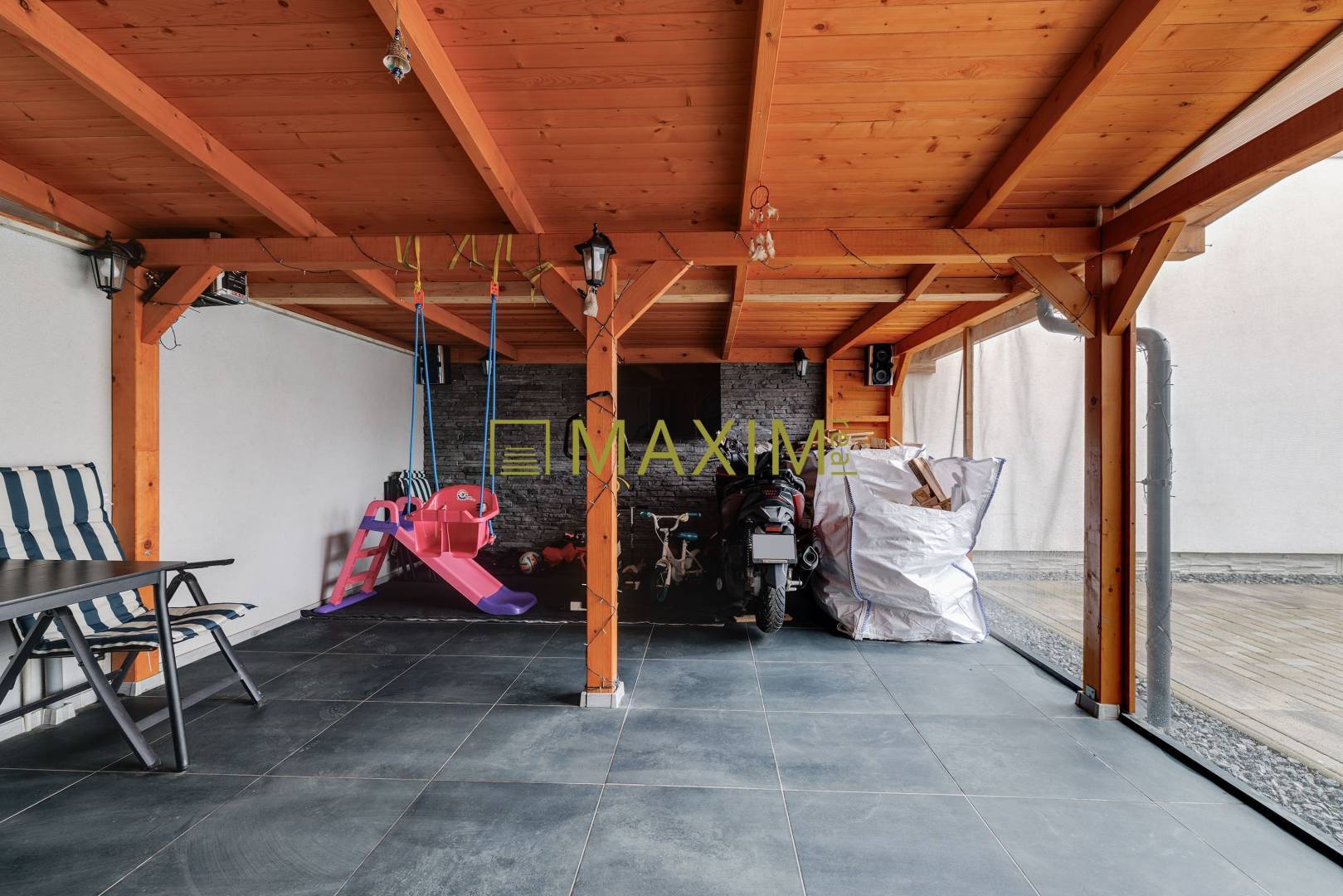 REZERVOVANE! Moderný 4-izbový dom s krbom,terasou a smart technologiou