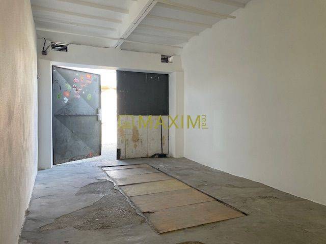 Garáž s nabíjaním pre elektromobil a montážnou jamou na Astronomickej