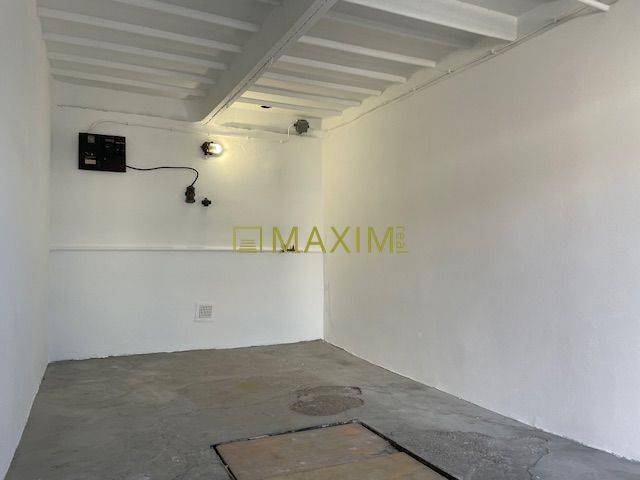 Garáž s nabíjaním pre elektromobil a montážnou jamou na Astronomickej