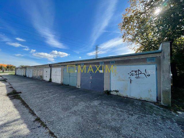 Garáž s nabíjaním pre elektromobil a montážnou jamou na Astronomickej