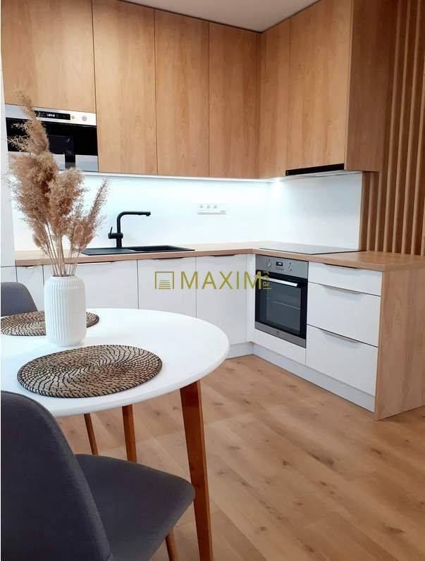 Ponúkame na predaj 2-izbový byt v obľúbenom projekte Nový Jantár.