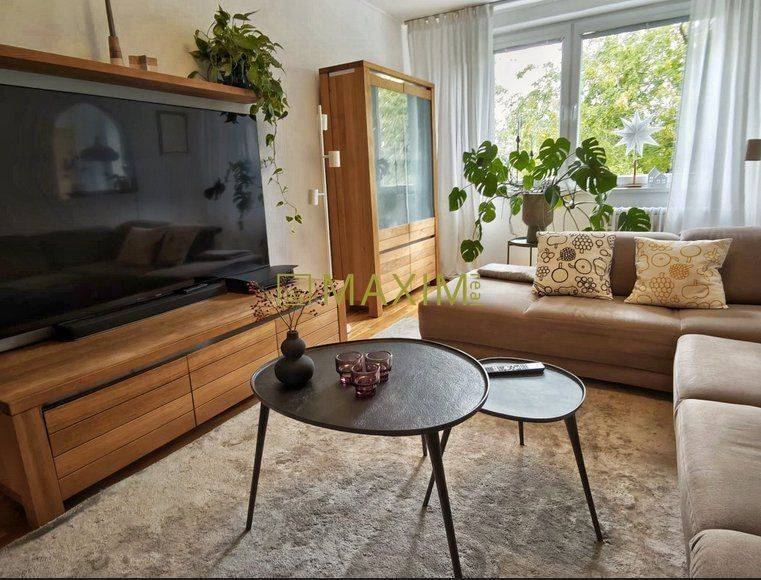 Ponúkame na predaj 3-izbový byt na ulici Vilová v Petržalke