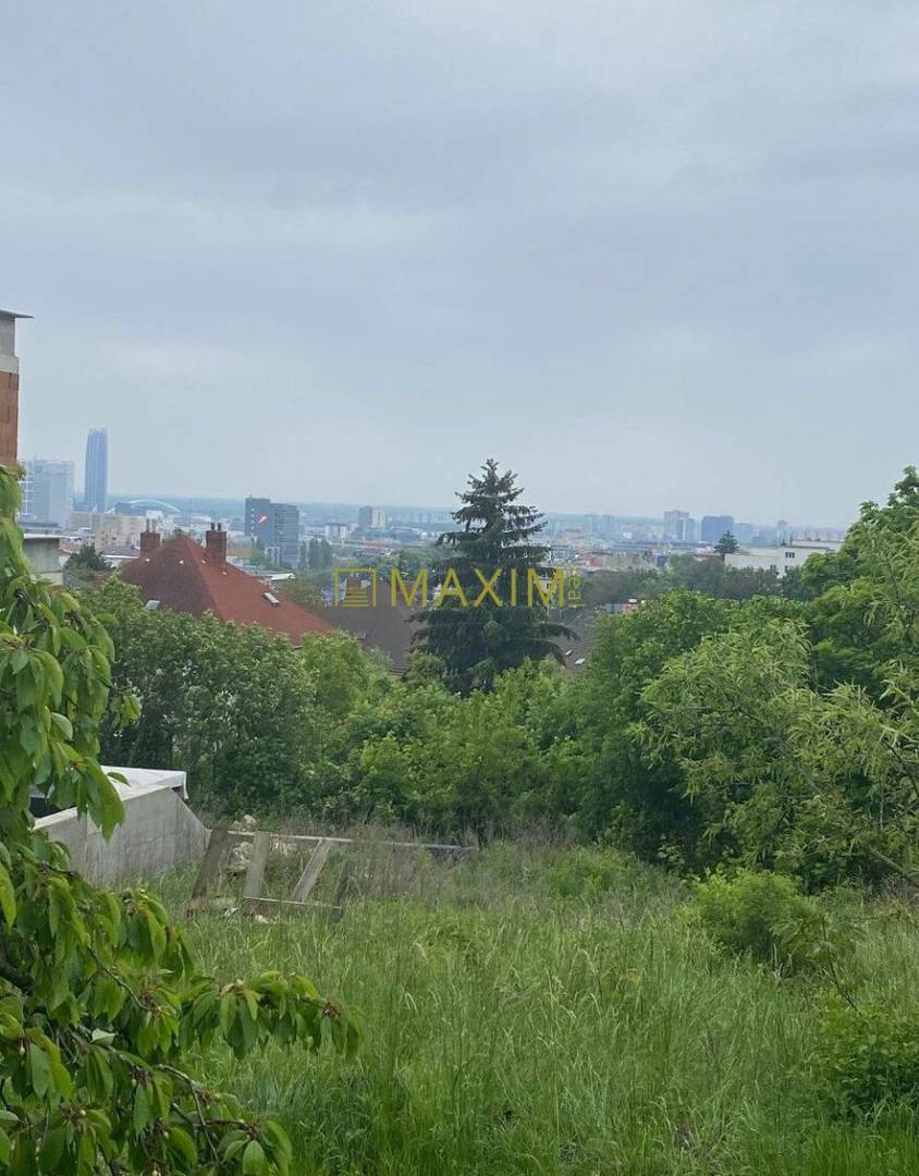 Stavebný pozemok nachádzajúci sa na Cádrovej ulici